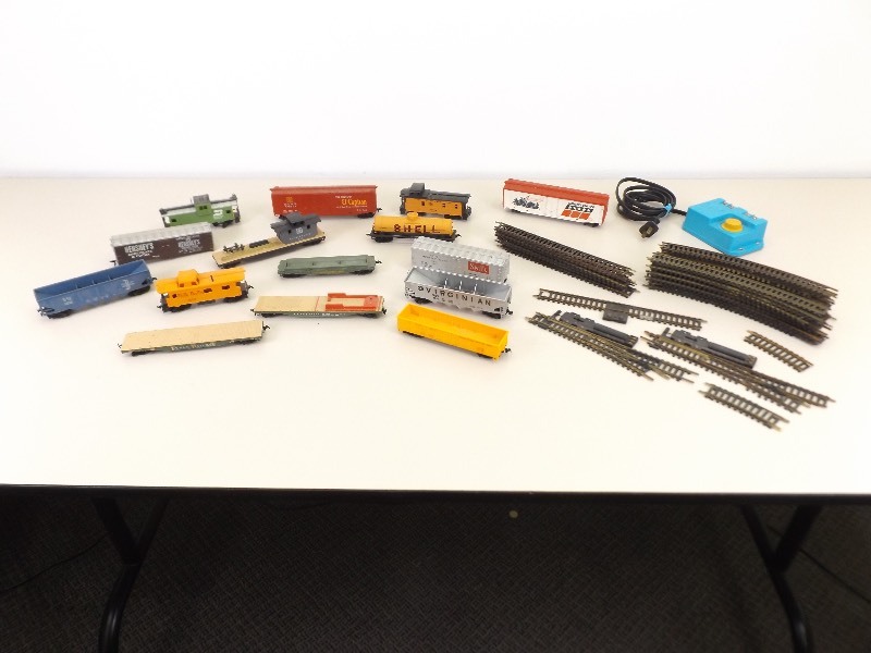 lot 69 image: Vintage HO Train Cars and Track
