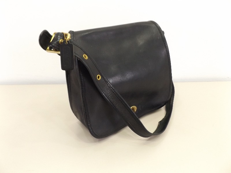 lot 84 image: Vintage Real COACH Large Black Leather Stewardess Bag