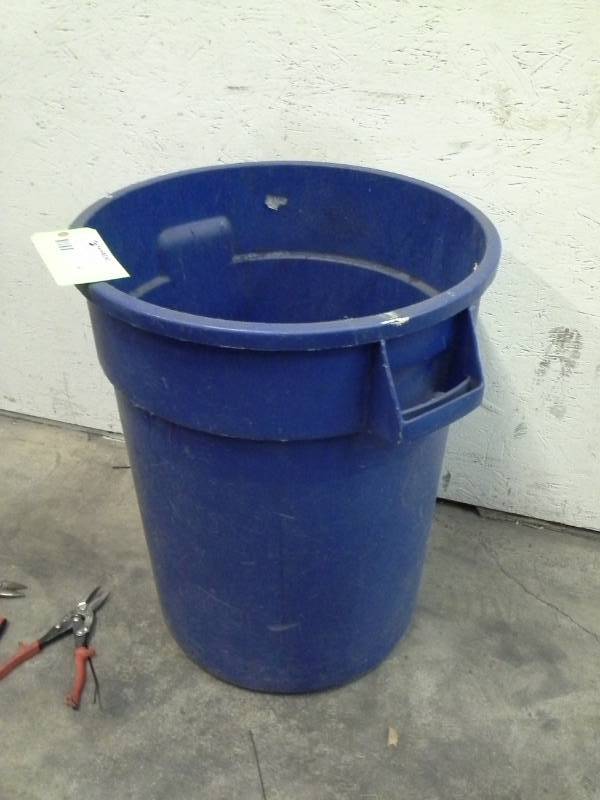 lot 90 image: Plastic Garbage Can