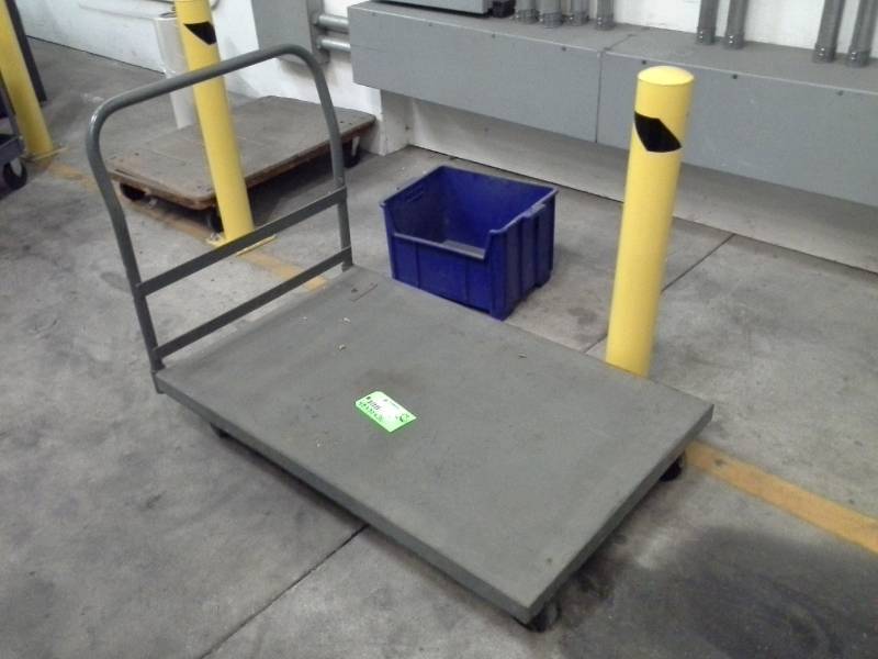 lot 107 image: Rolling Pallet Cart