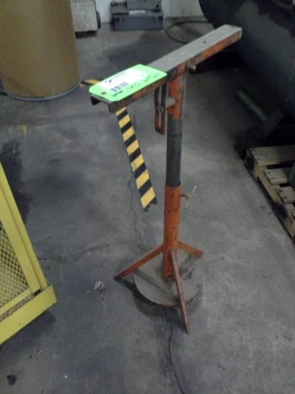 lot 130 image: Metal Stand with 20in. Bar