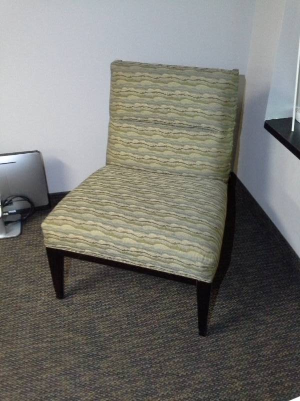 lot 1006 image: Living Room Chair