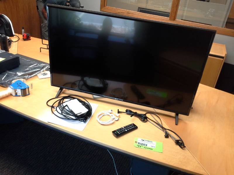 lot 1015 image: 2017 LG 44in. Flat Screen TV