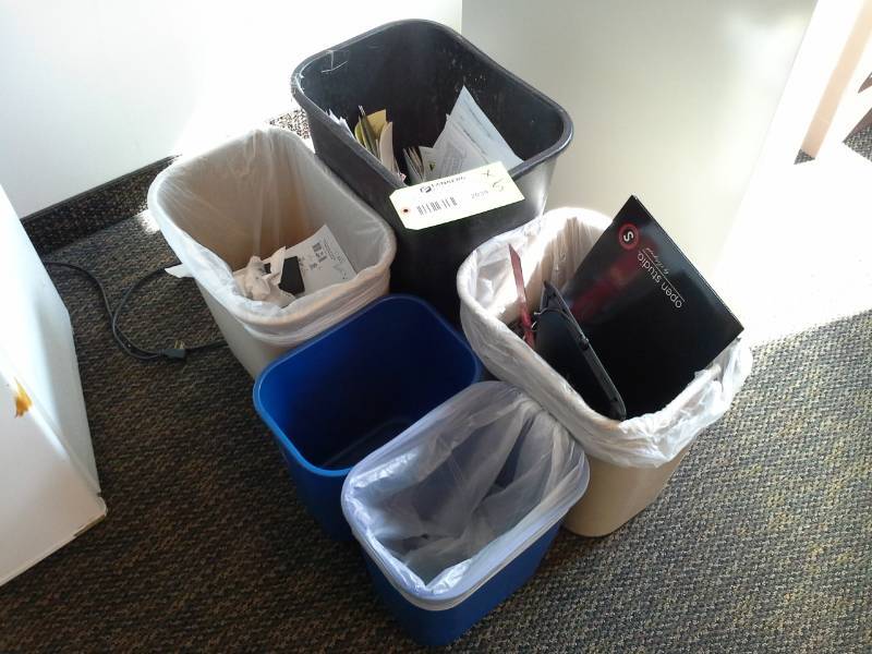 lot 2039 image: Lot of (5) Plastic Waste Paper Baskets
