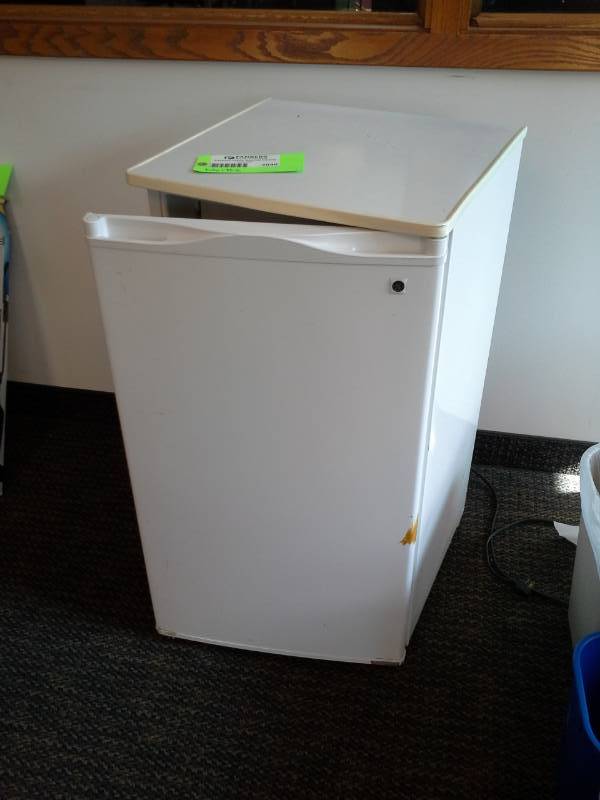 lot 2040 image: Mini Refrigerator with Freezer Compartment