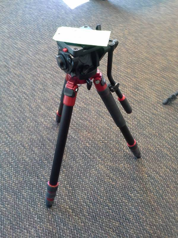 lot 2041 image: King Joy VT-3530 Tripod