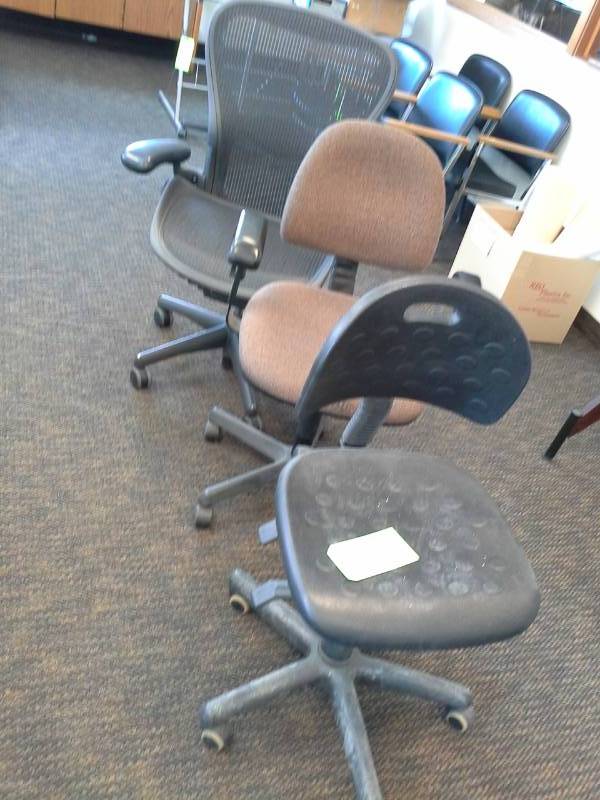 lot 2044 image: Lot of (3) Rolling Office Arm Chairs