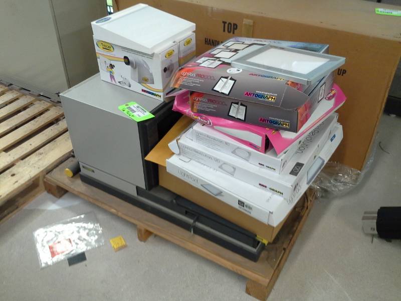 lot 2142 image: Artograph LightPads, EZTracer Projectors, LightTracers