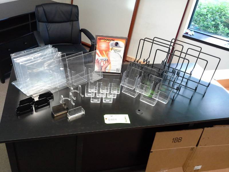 lot 1081 image: Plastic and Wire Display Holders