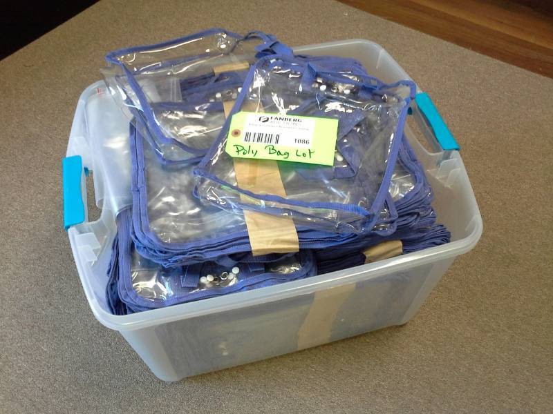 lot 1086 image: Clear Poly Carry Bags