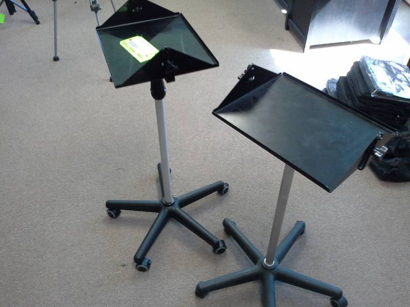 lot 1001 image: Lot of (2) Rolling Projector Stands