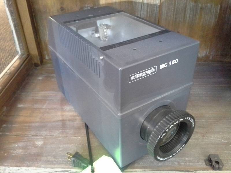 lot 1060 image: Artograph MC 150 Projector