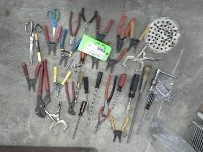 lot 161 image: Screwdrivers, Pliers, Snips, Scissors