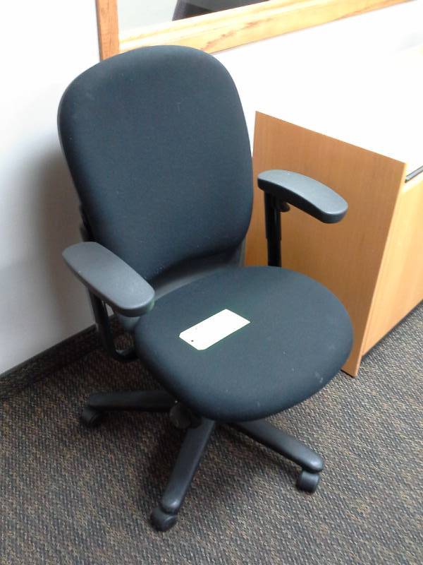 lot 1173 image: Rolling Office Arm Chair