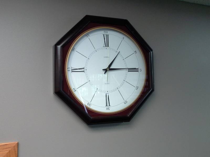 lot 1174 image: Linden Quartz Battery Operated Wall Clock
