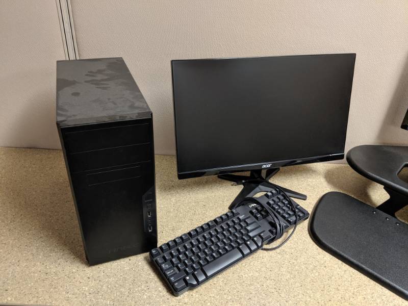 lot 1260 image: Late Added Lot - Computer, Label Printer and Monitor