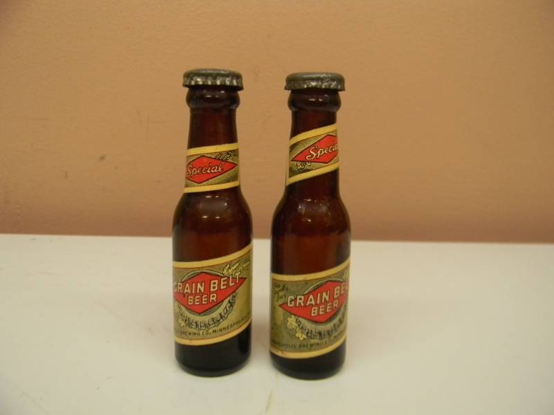 lot 6 image: VINTAGE GRAIN BELT BEER SPECIAL SALT & PEPPER SHAKERS - VERY NICE - SEE PICTURES