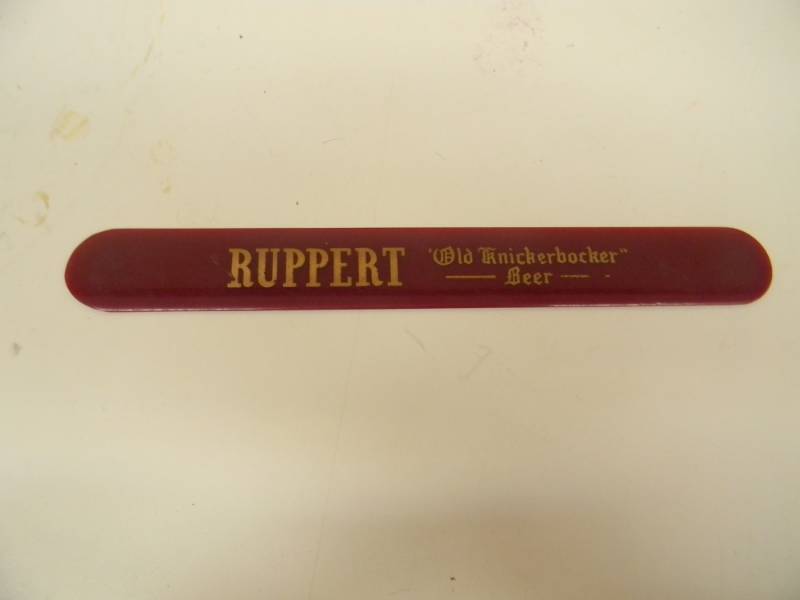 lot 17 image: VINTAGE RUPPERT BEER FOAM SCRAPPER - OLD KNICKERBOCKER BEER - RARE, GREAT COLLECTIBLE - SEE PICTURES