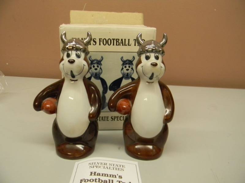 lot 32 image: VINTAGE HAMMS BEER VIKING FOOTBALL BEAR S & P SET - NEW IN BOX - VERY COOL SET - SEE PICTURES