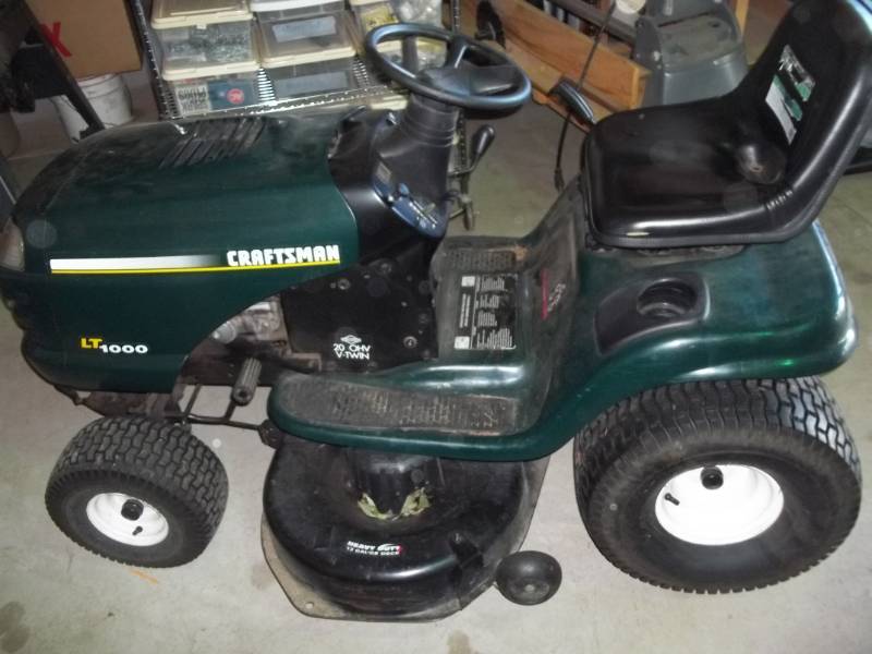 lot 2 image: Craftsman Riding Mower