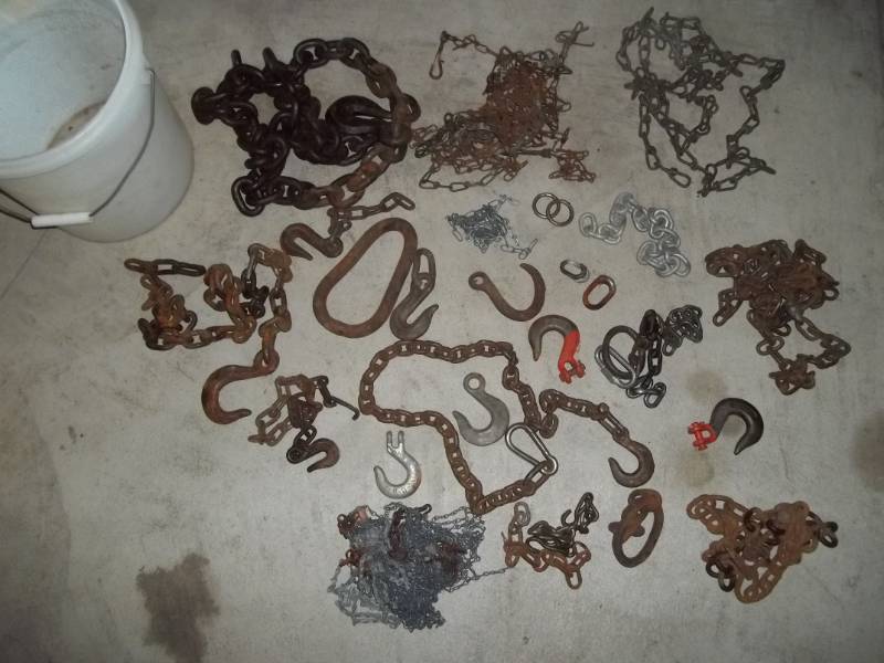 lot 47 image: Bucket of Assorted Chain