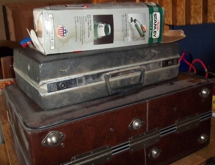 lot 61 image: Beverage Container and Luggage