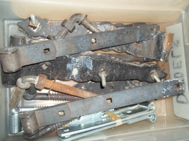 lot 231 image: Hinges