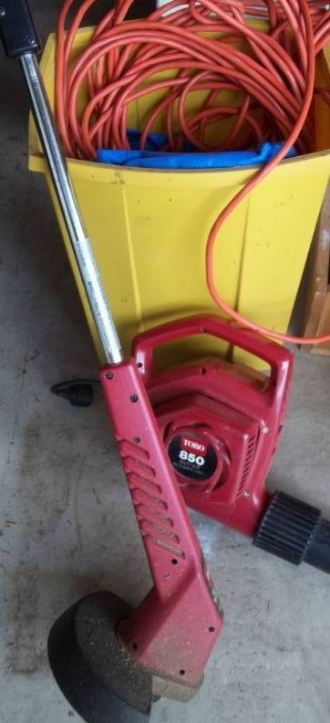 lot 282 image: Electric Weed Trimmer and Leaf Blower
