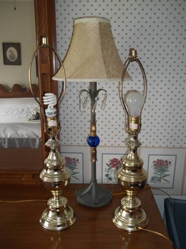 lot 324 image: Lamps
