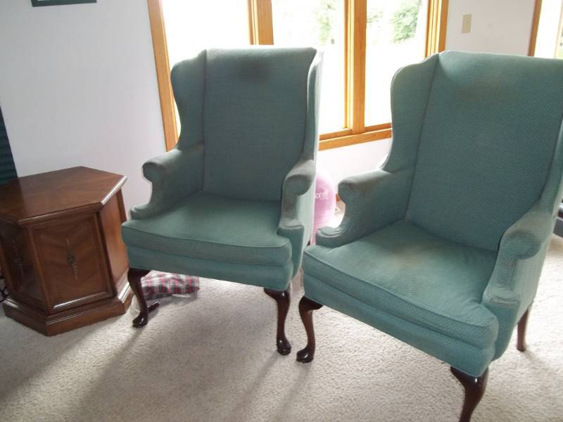 lot 338 image: Chairs and Side Table