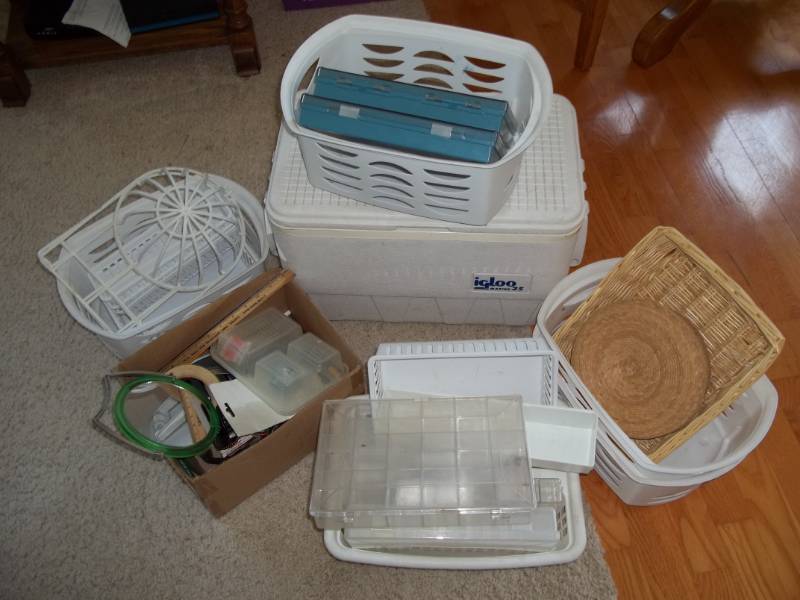 lot 349 image: Cooler and Assorted Small Houseware Items