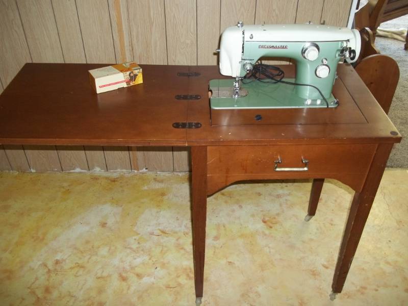 lot 387 image: Sewing Machine