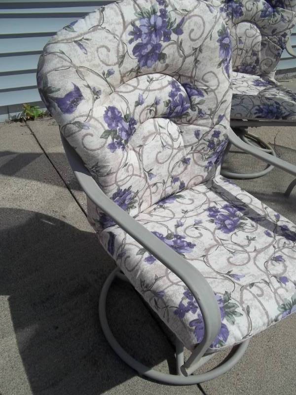 lot 392 image: Patio Furniture Set