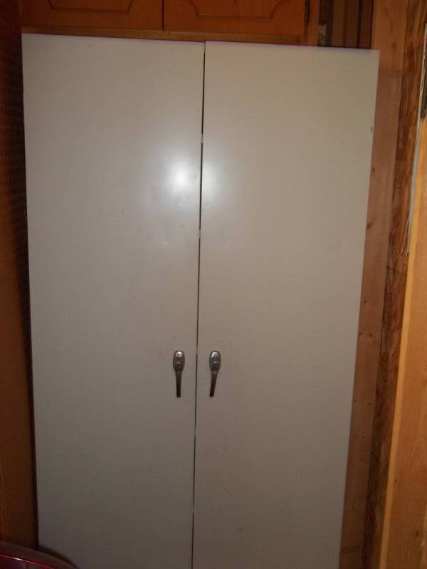 lot 402 image: Metal Storage Cabinet