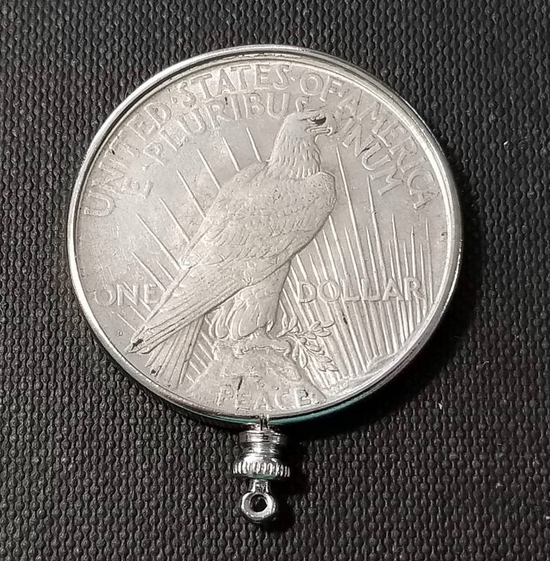 1922-D PEACE SILVER DOLLAR IN BEZEL