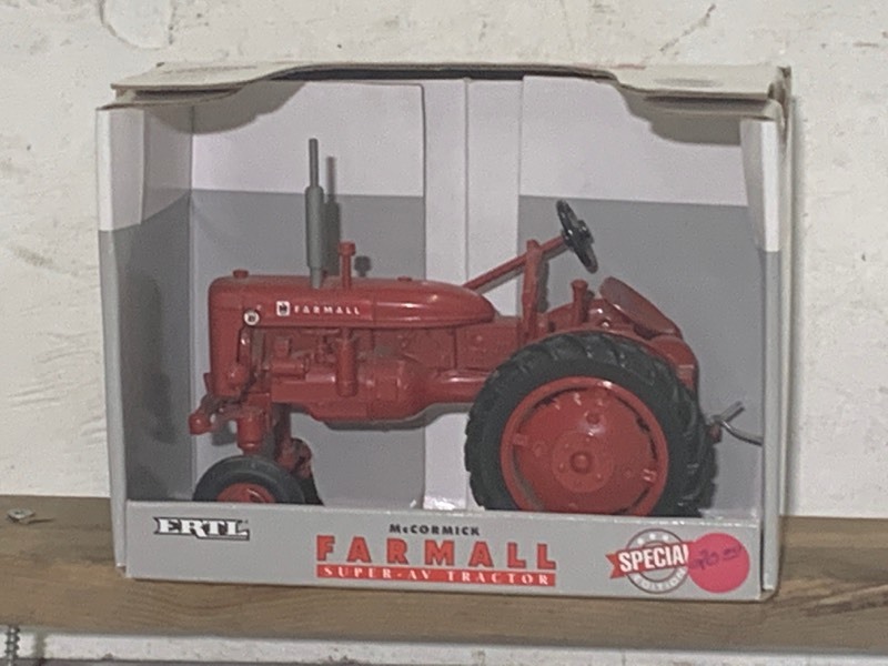 lot 14 image: Farmall Super-AV Tractor