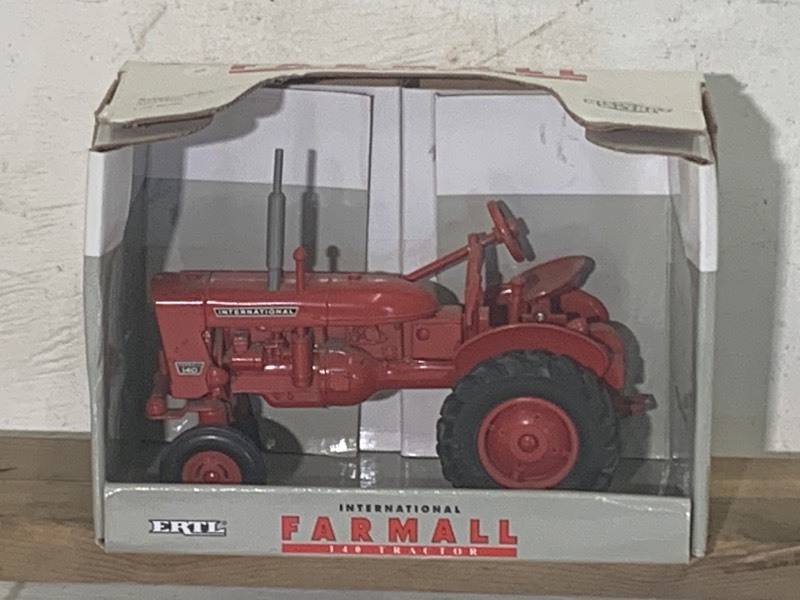 lot 19 image: IH Farmall 140 Tractor