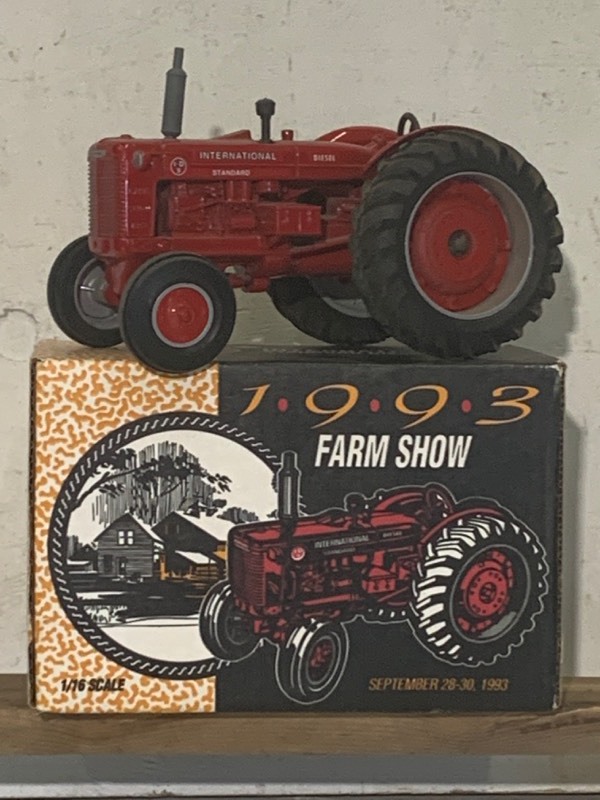 lot 20 image: IH I-D9 Tractor