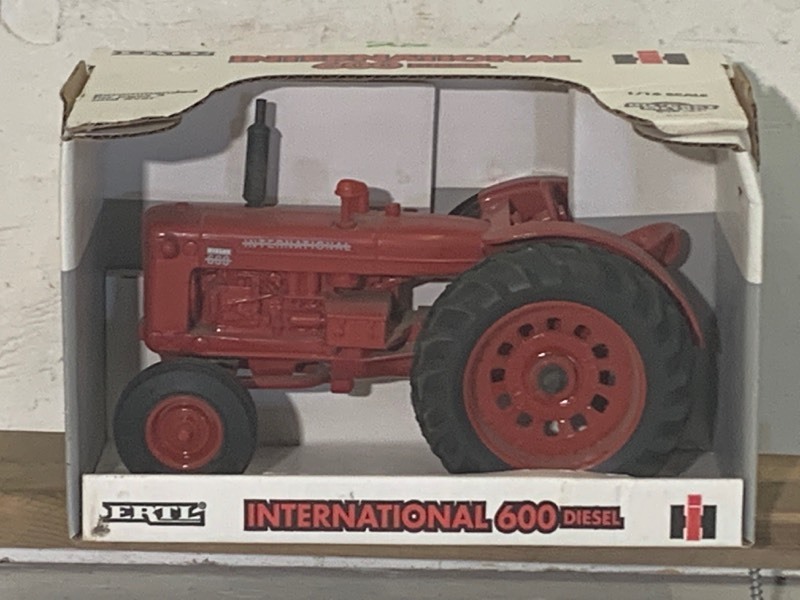 lot 22 image: IH 600 Tractor