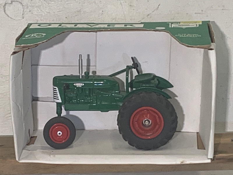 lot 24 image: Oliver 440 Tractor