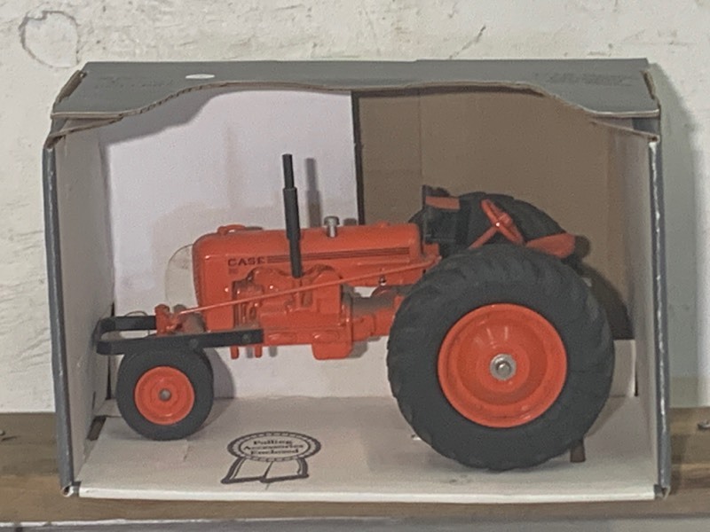 lot 25 image: Case DC-3 Tractor