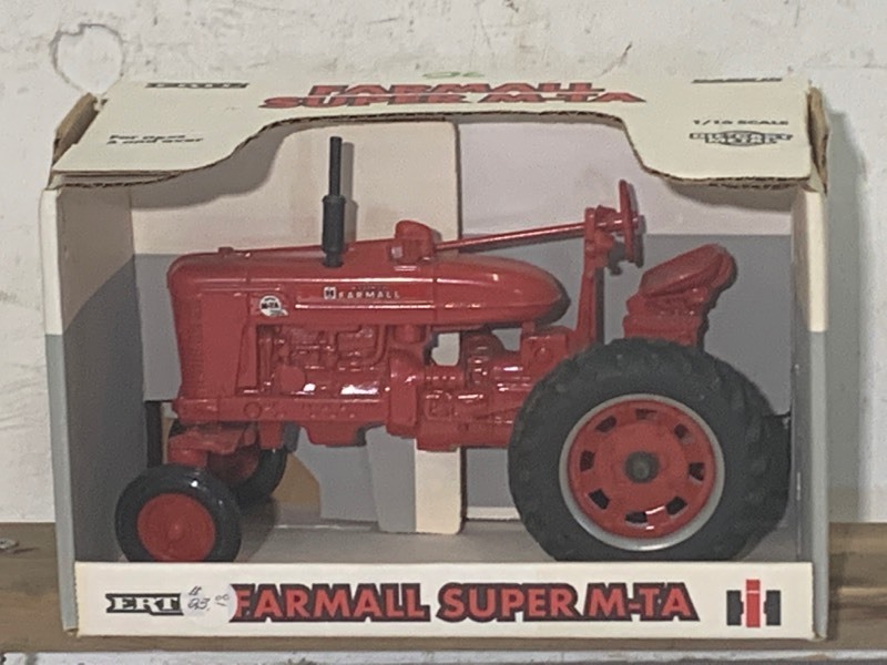 lot 26 image: Farmall Super M-TA Tractor