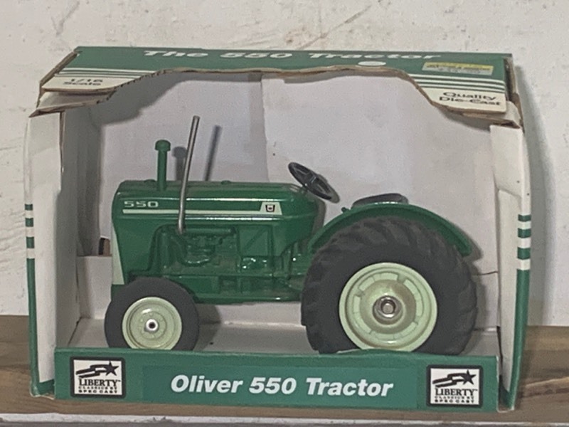 lot 32 image: Oliver 550 Tractor
