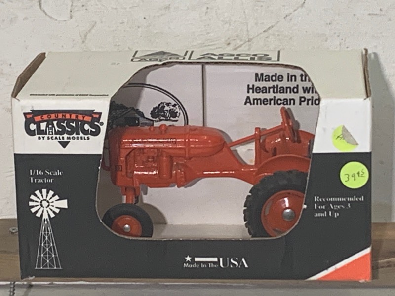 lot 33 image: Allis Chalmers Tractor