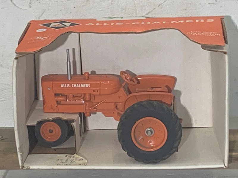 lot 34 image: Allis D-14 Tractor