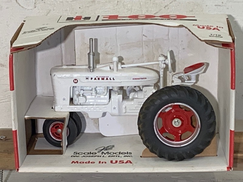 lot 36 image: Farmall M Tractor