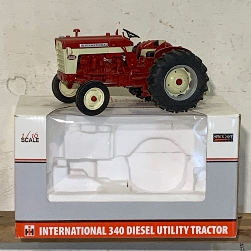 lot 39 image: International 340 Tractor