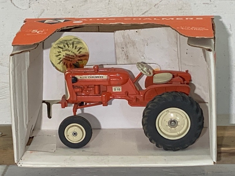 lot 43 image: Allis Chalmers Tractor