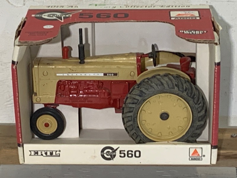 lot 45 image: Cockshutt 560 Tractor