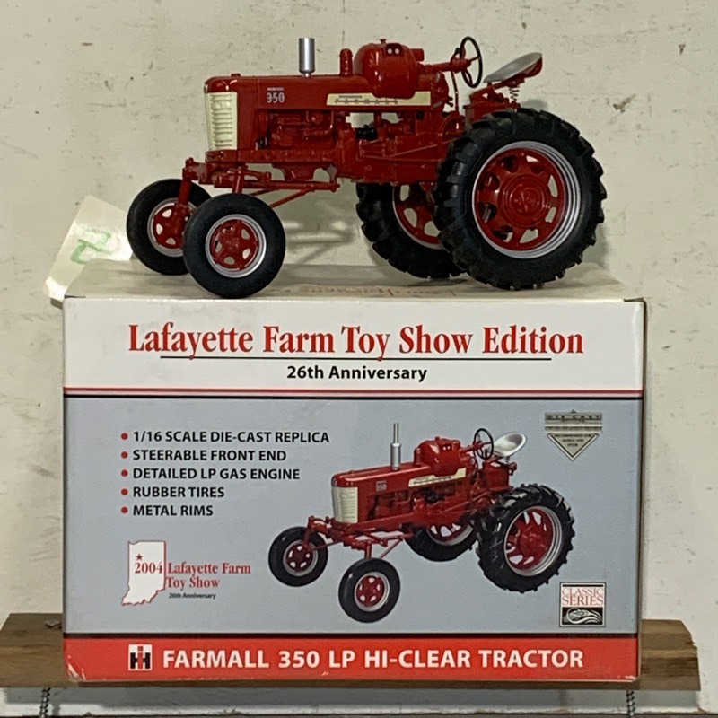 lot 47 image: Farmall Hi-Clear Tractor